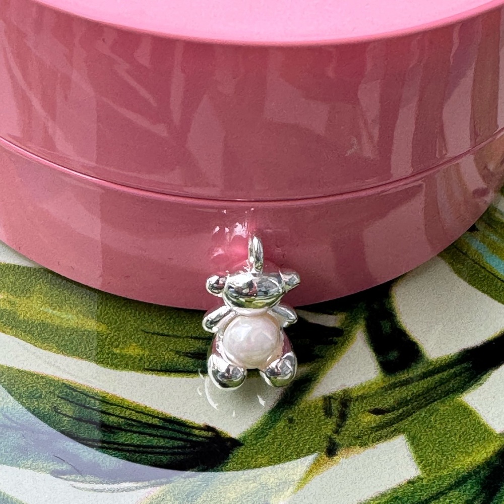 Medium TOUS Bold Bear 3D pendant in sterling silver with mother-of-pearl.